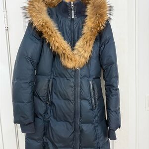 Chic Navy Puffer Coat with Fur Trim